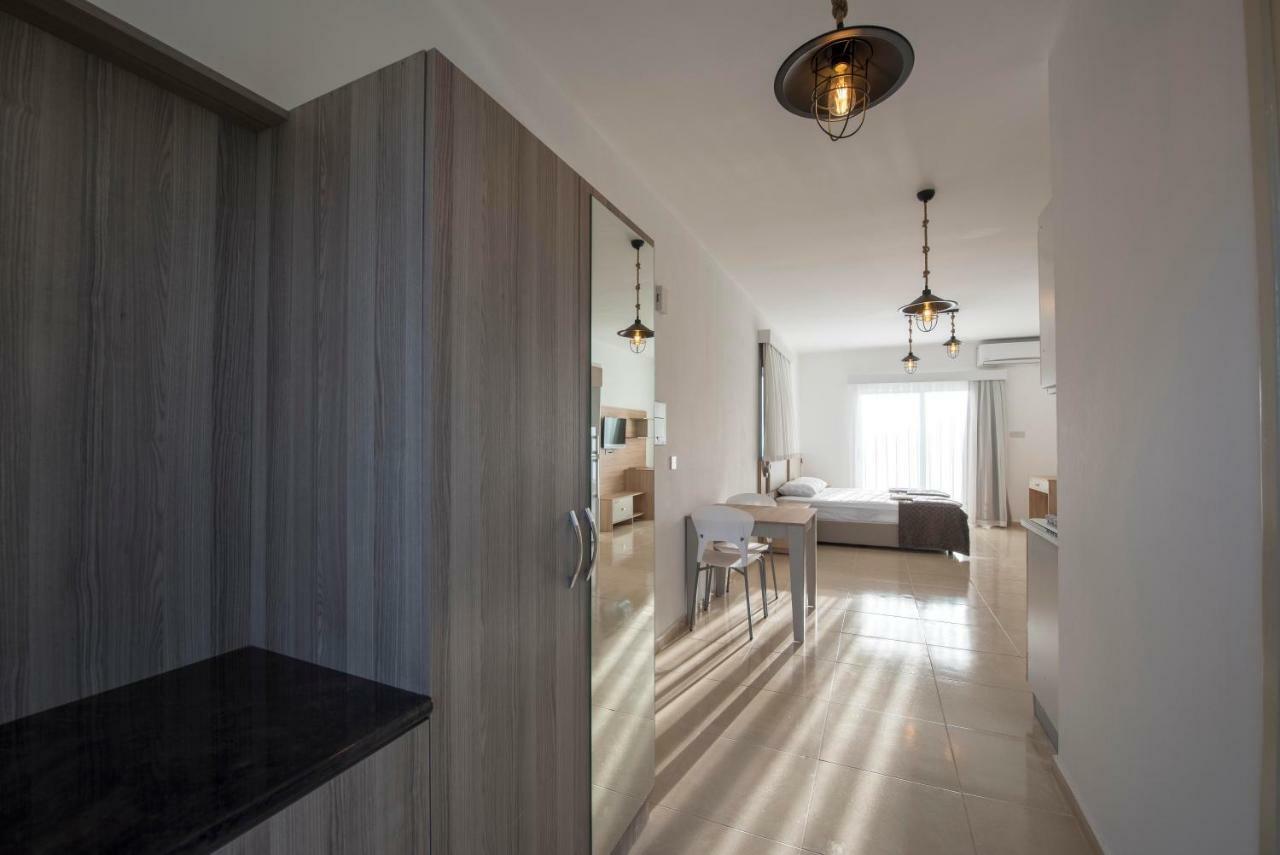 Deniz Airport Suites Nicosia Eksteriør billede